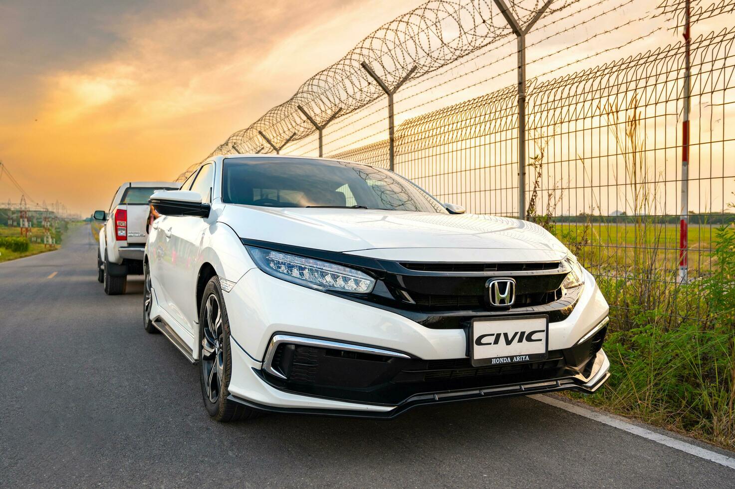 honda cívico 2019 e sedans estacionado às krabi província Tailândia , 2 janeiro 2023 foto