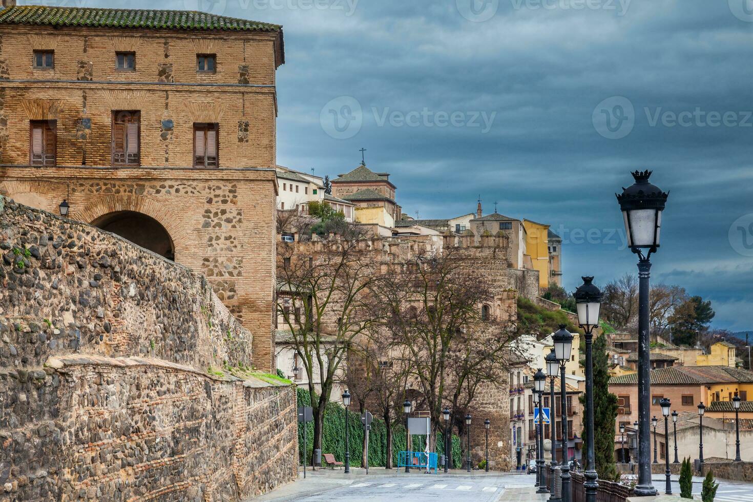 a famoso calle real del arrabal às toledo cidade Centro dentro Espanha foto