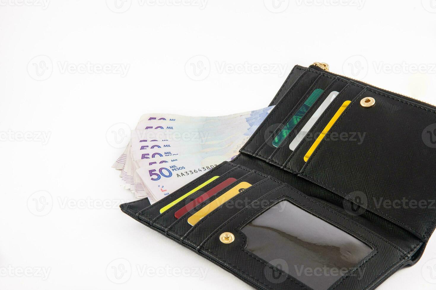 Preto carteira preenchidas com cinquenta mil colombiano pesos contas e cartões. finança conceito. economia conceito. Forma de pagamento conceito. foto