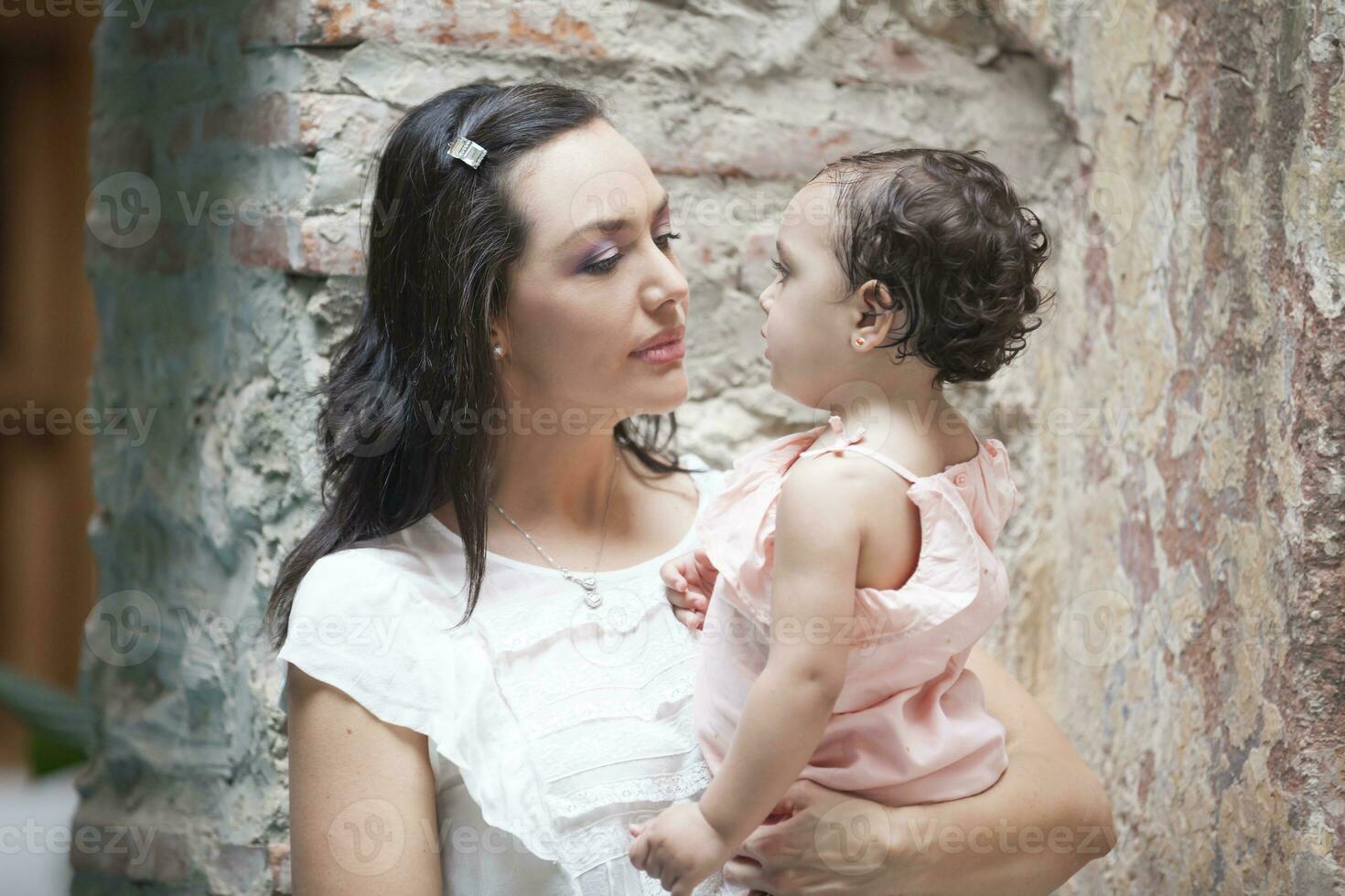 mãe e dela bebê menina olhando cada de outros foto