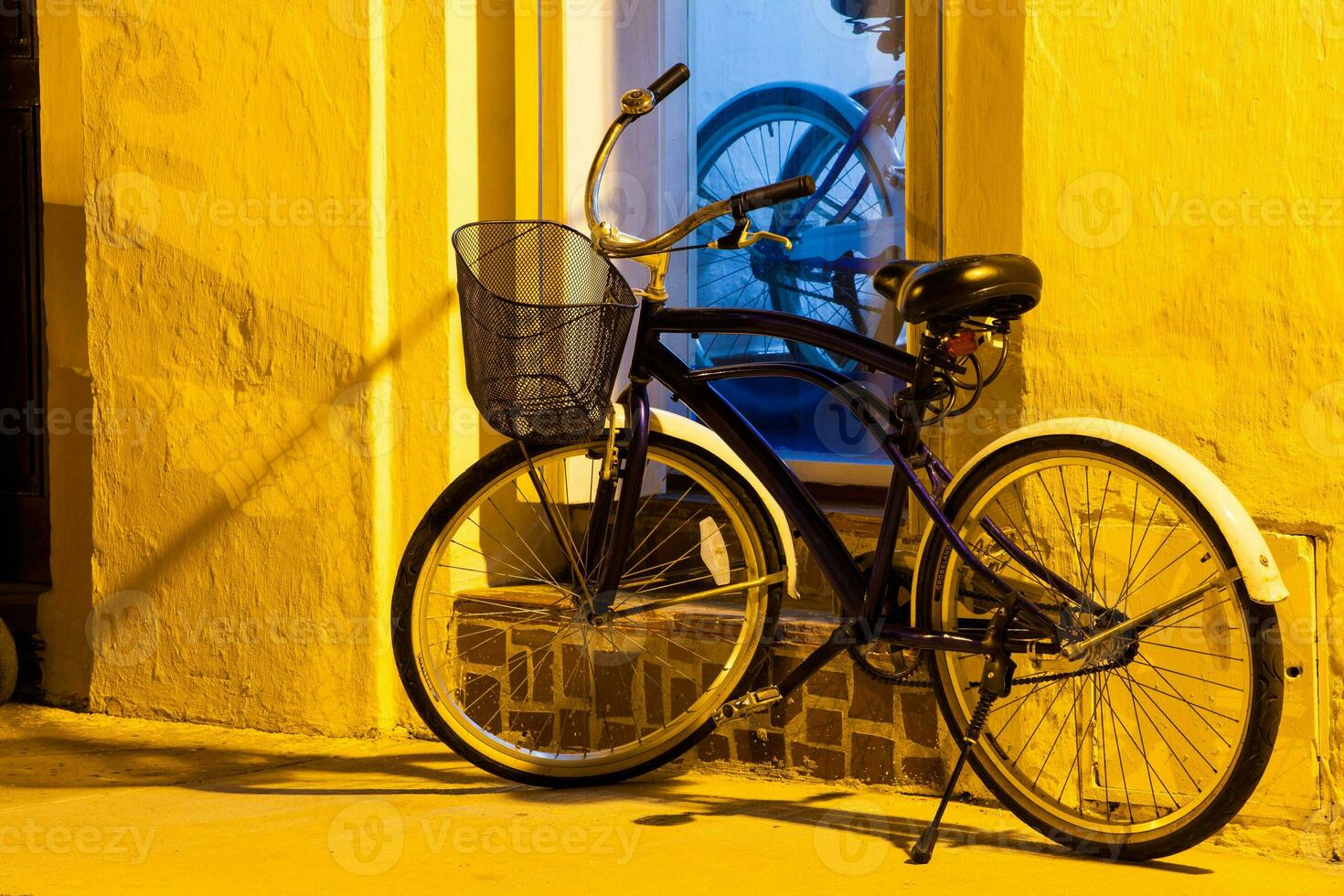 bicicleta estacionado às noite debaixo a rua luz em a lindo colonial ruas do a murado cidade do cartagena de índias dentro Colômbia foto