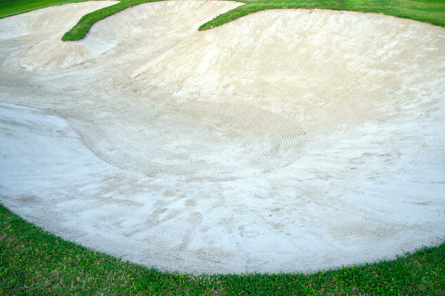 fundo estético de depósito de areia de campo de golfe, usado como obstáculos para competições de golfe por dificuldade e queda do curso por beleza. foto