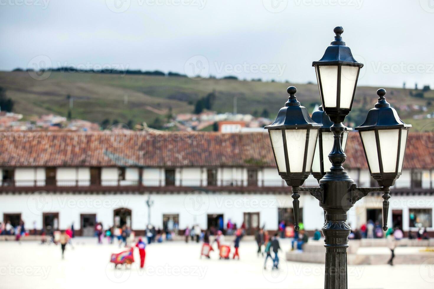 fechar-se do a lindo Antiguidade rua luzes às a bolivar quadrado dentro tunja cidade foto