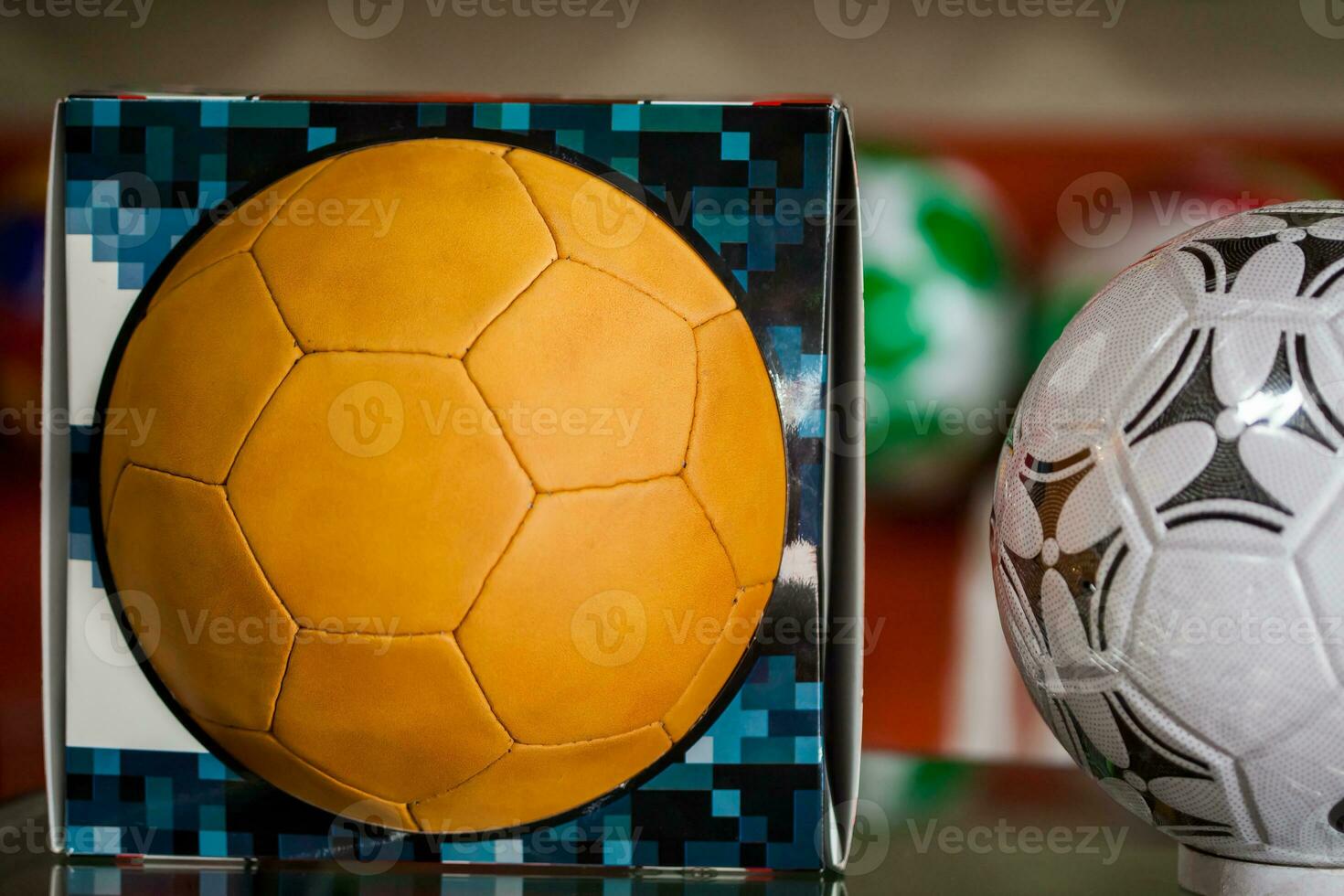 futebol bolas fez às a tradicional fábricas do a lindo pequeno Cidade do mongui dentro Colômbia foto