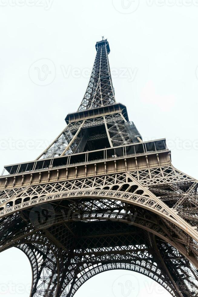 a famoso Tour eiffel às a fim do inverno foto