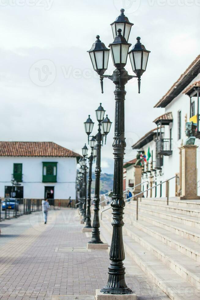 lindo ruas e casas por aí bolivar quadrado dentro tunja cidade foto