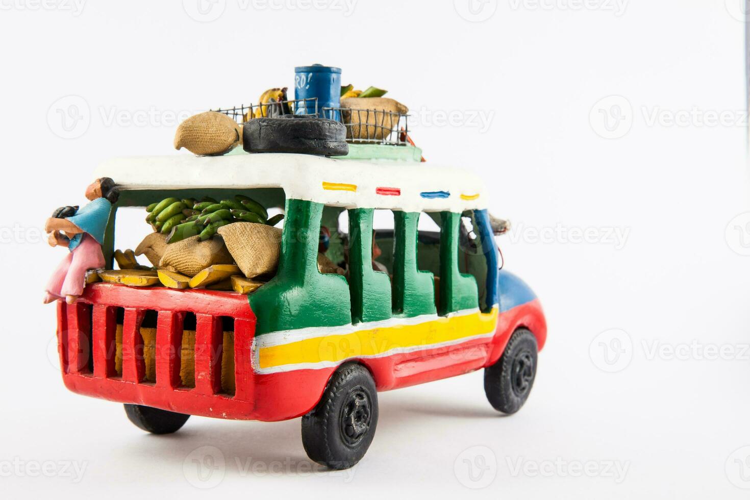 colorida tradicional rural ônibus a partir de Colômbia chamado chiva isolado em branco fundo foto