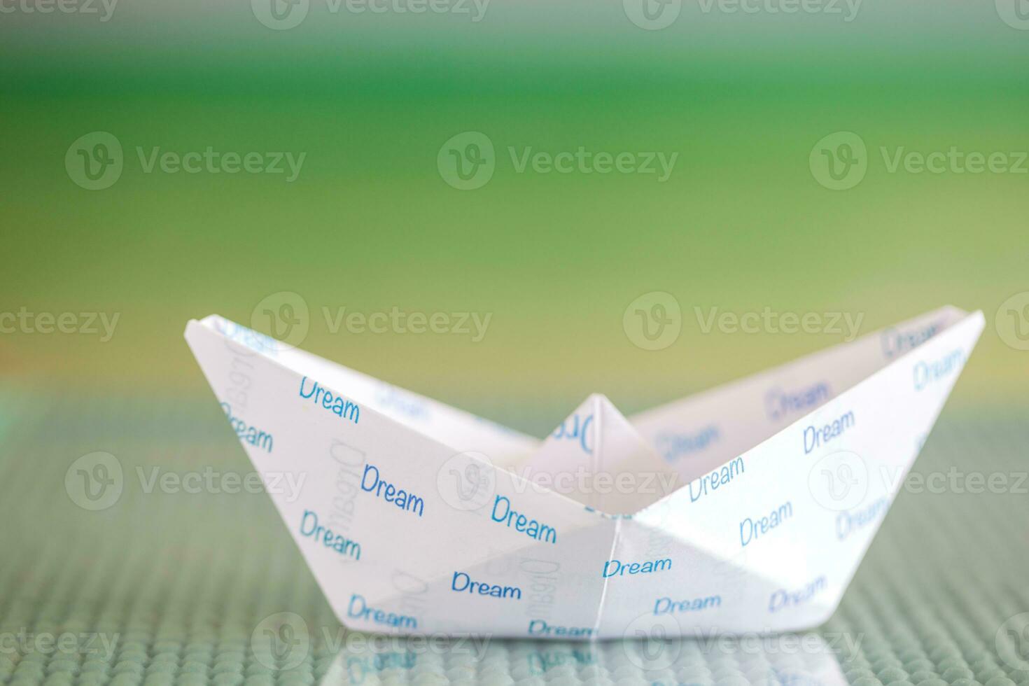 Segue seu sonhos conceito. origami barco foto