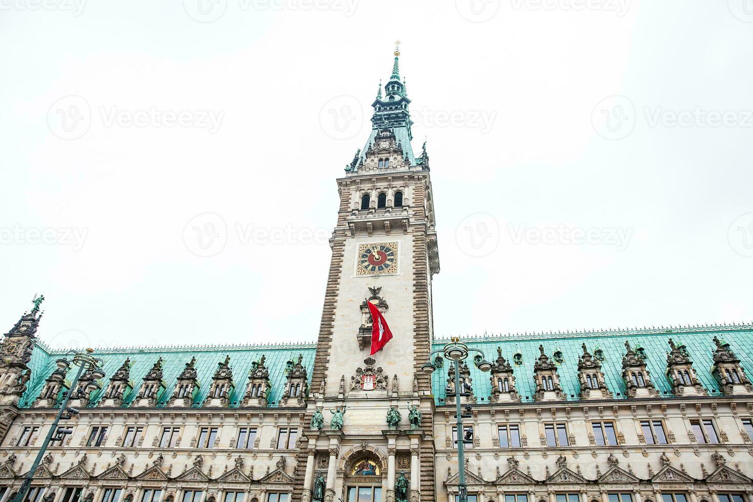 Hamburgo cidade corredor construindo localizado dentro a Altstadt trimestre dentro a cidade Centro às a rathausmarkt quadrado dentro uma frio chuvoso cedo Primavera dia foto