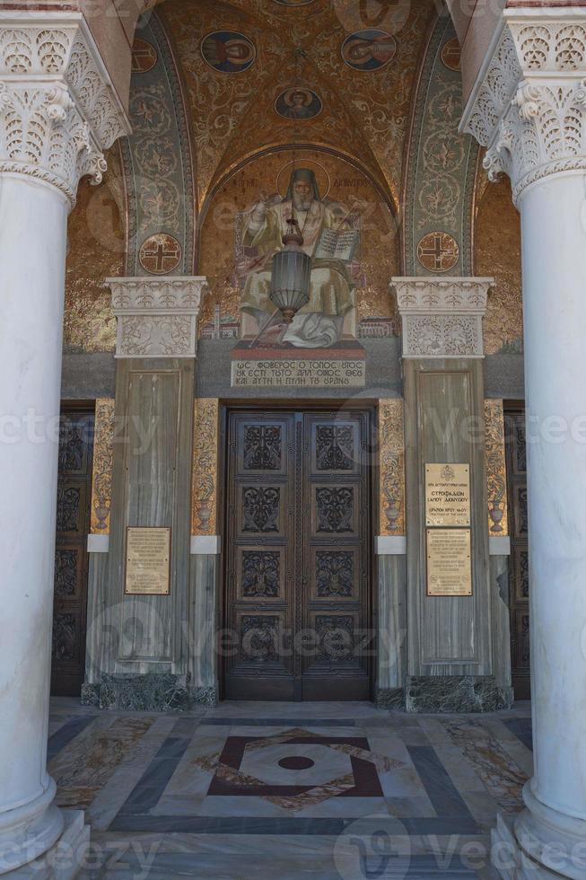 bela entrada da igreja na ilha de zakynthos, na grécia foto