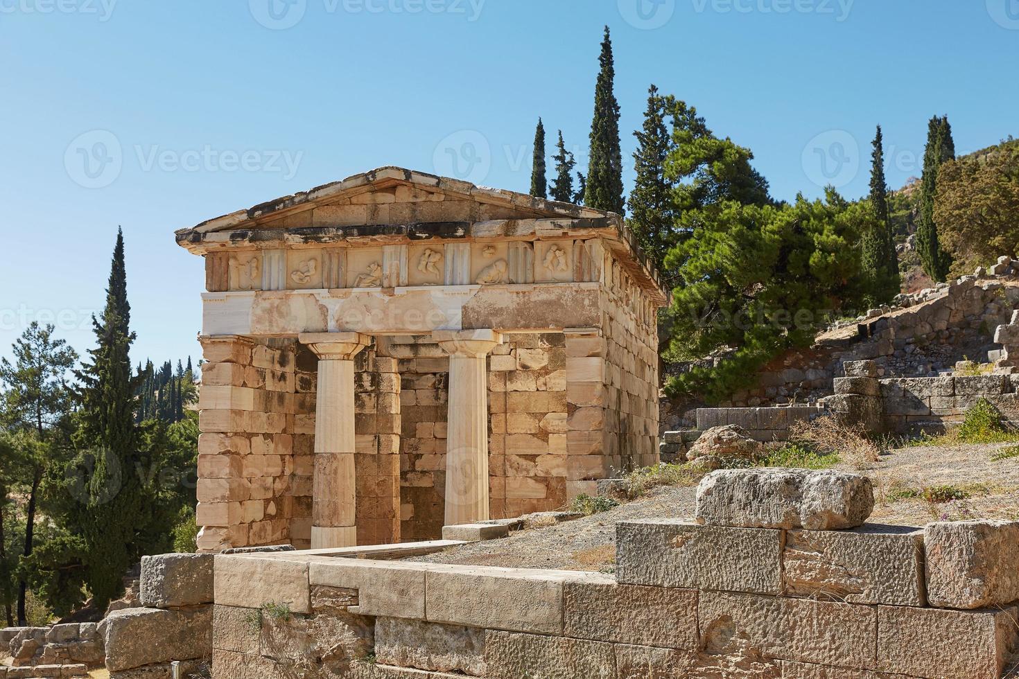 o tesouro ateniense em delphi, grécia em um dia de verão foto