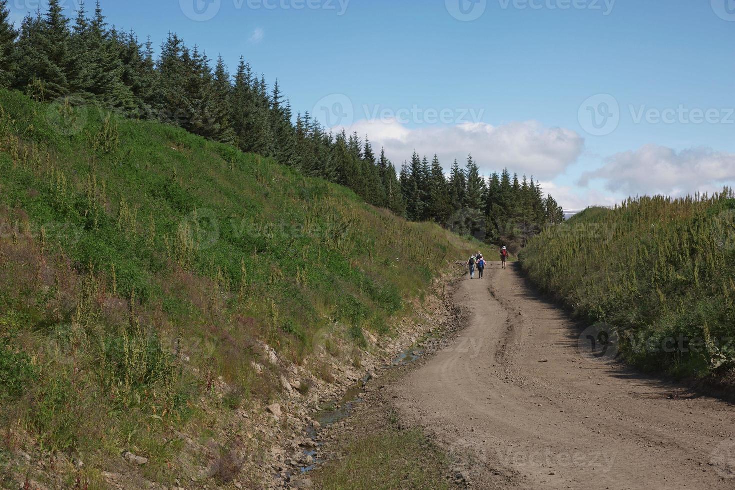 pessoas explorando a bela paisagem perto da vila de isafjordur, na Islândia foto