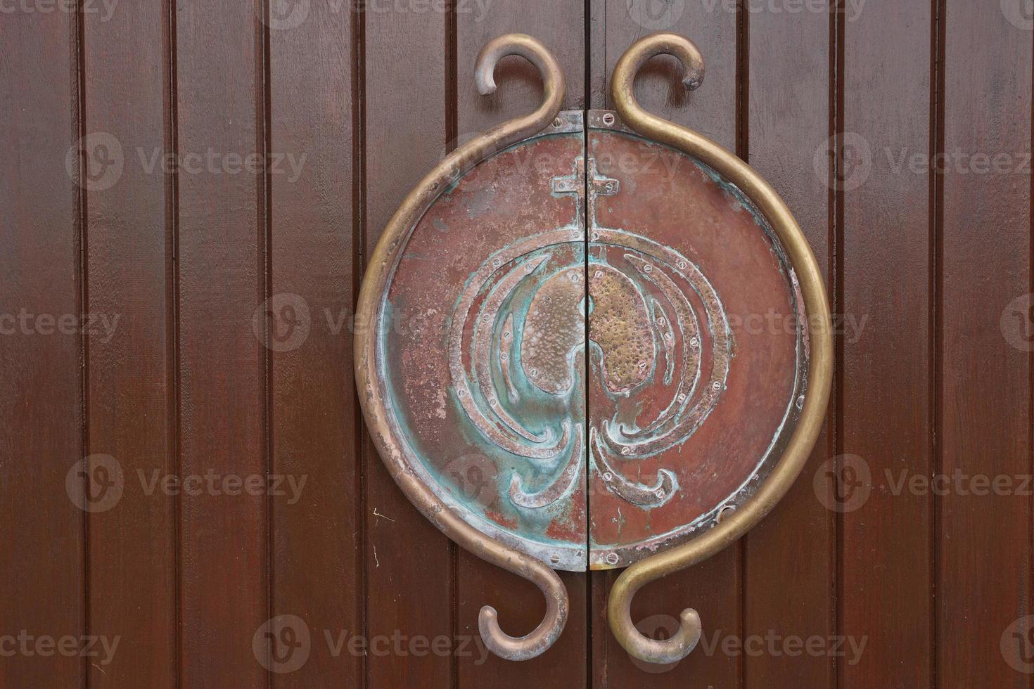 maçaneta e maçaneta de metal medieval em uma porta de madeira foto