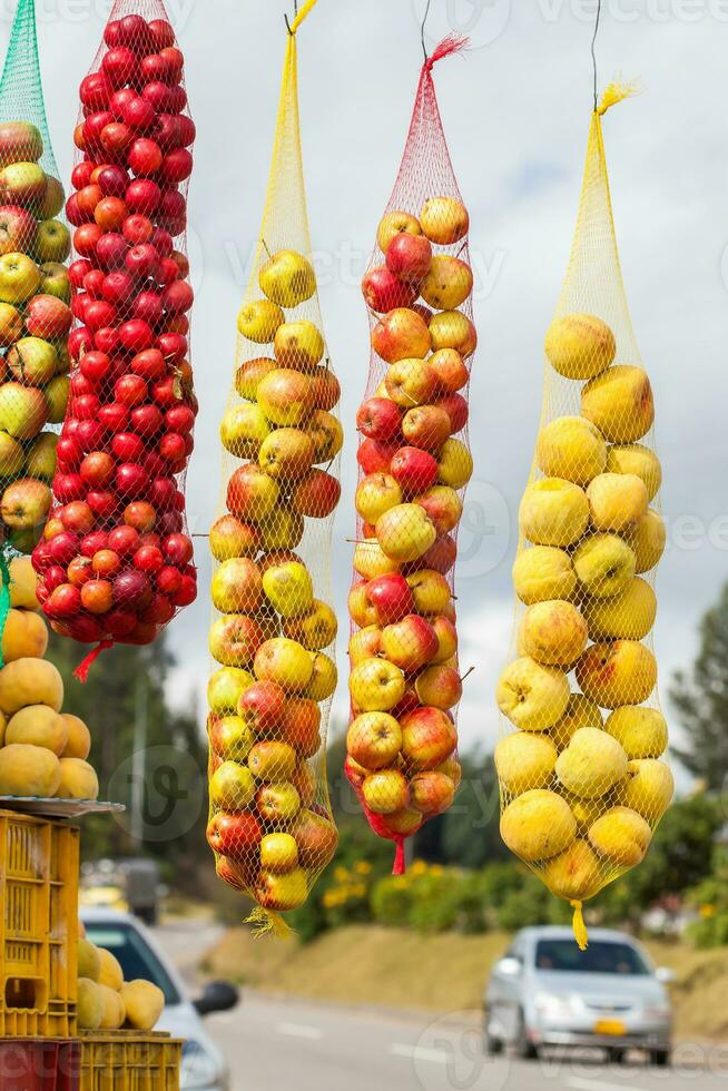 tradicional venda do frutas em a estradas do a departamento do boyaca dentro Colômbia foto