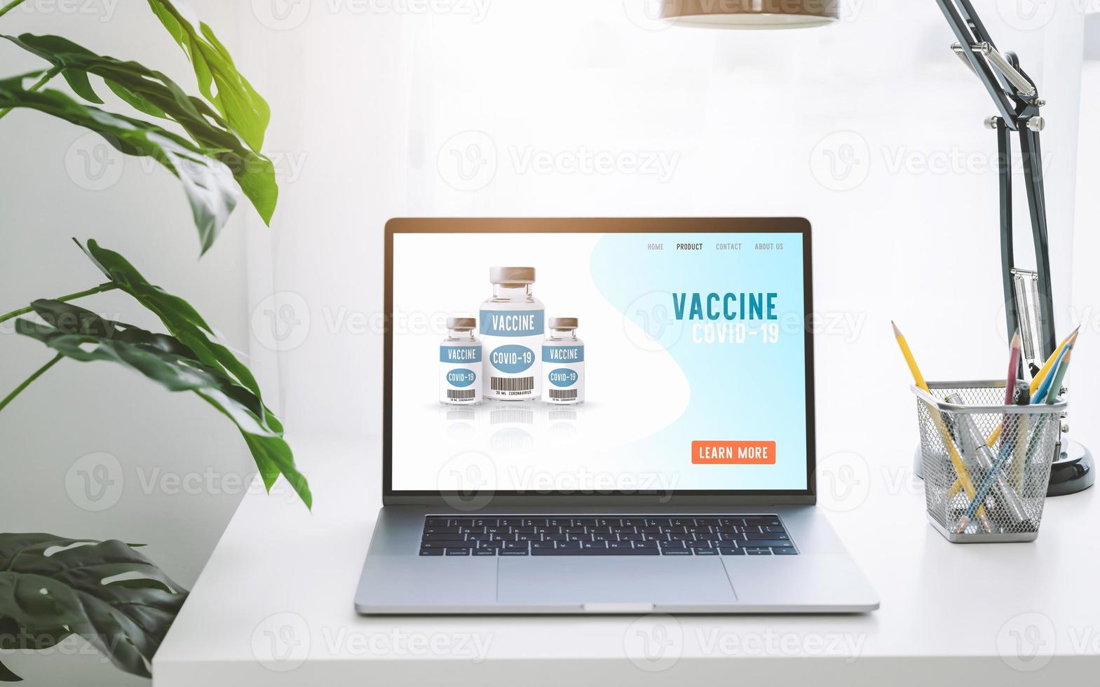 laptop mostrar página da web vacina corona online foto