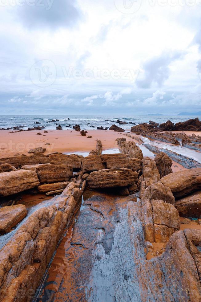 rochas do penhasco e mar na costa em bilbao espanha foto