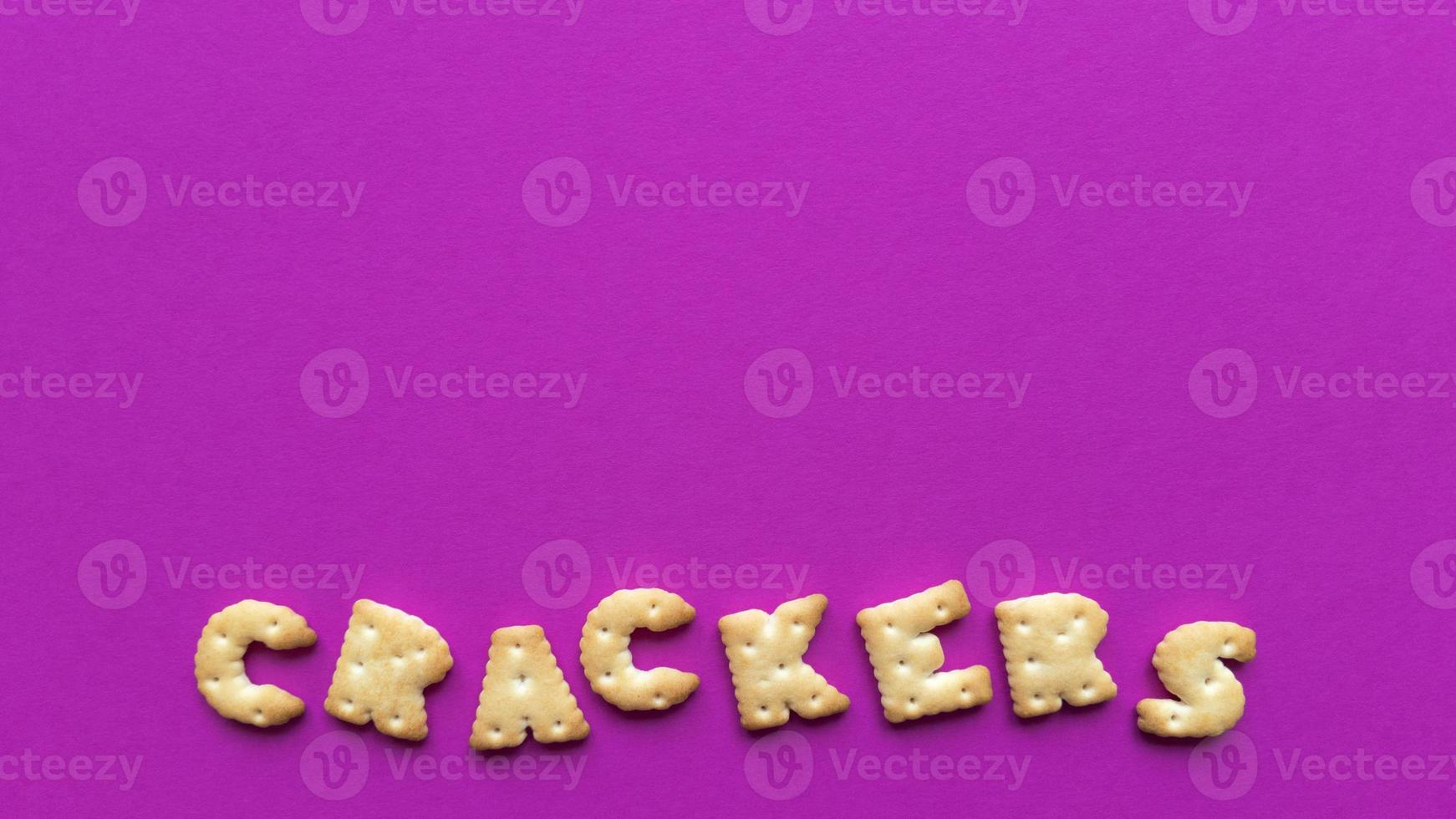 crackers palavra em fundo rosa simples plano plano com textura pastel e cópia espaço foto stock