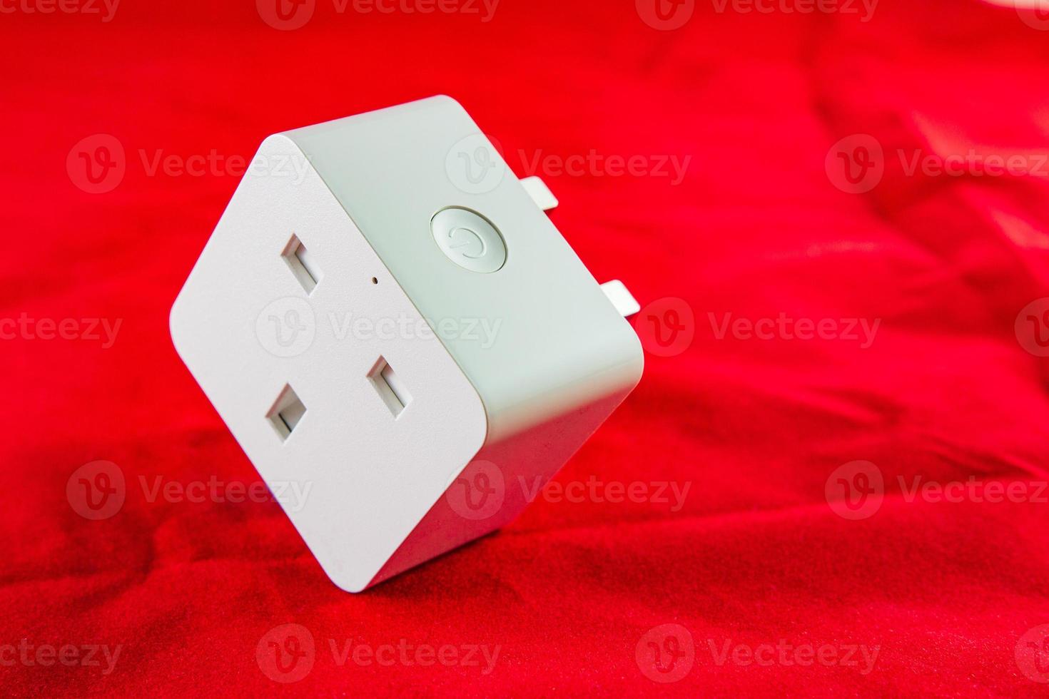 tomada de alimentação inteligente wi-fi de cor branca sobre fundo vermelho foto