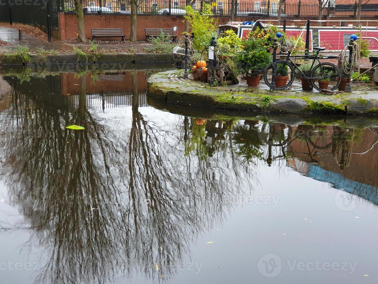 cena atmosférica de reflexos de árvores no sistema de canais vitoriano restaurado em castlefield manchester foto