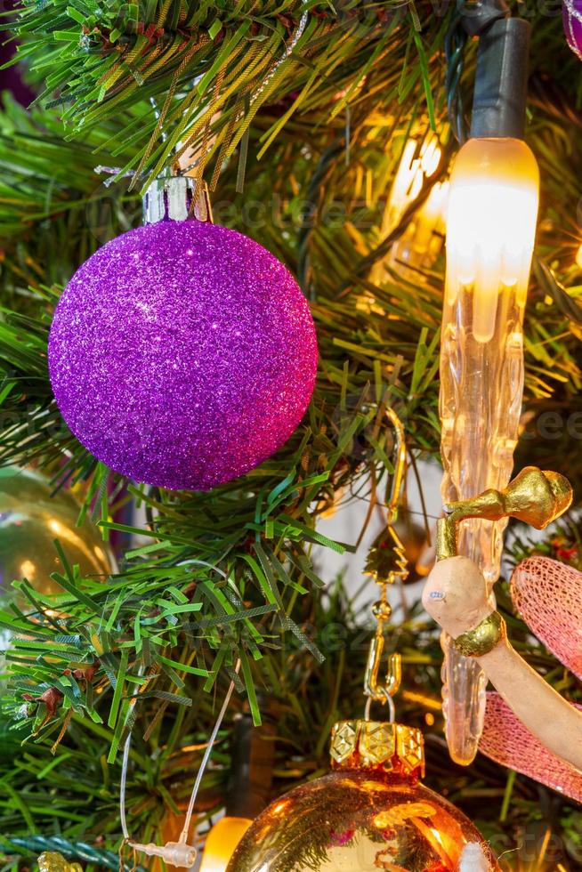 árvore de natal decorada em um close up de tema roxo foto