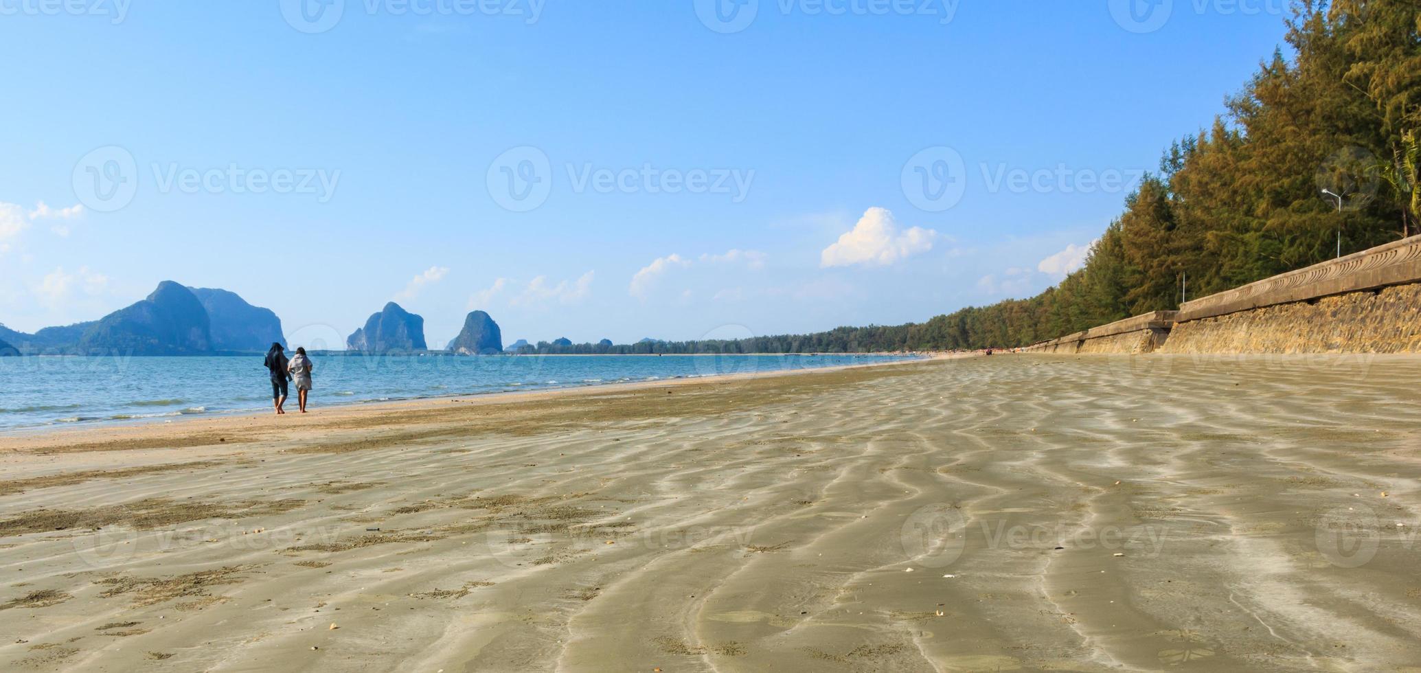 namorada na praia com ondas de areia em trang tailândia foto