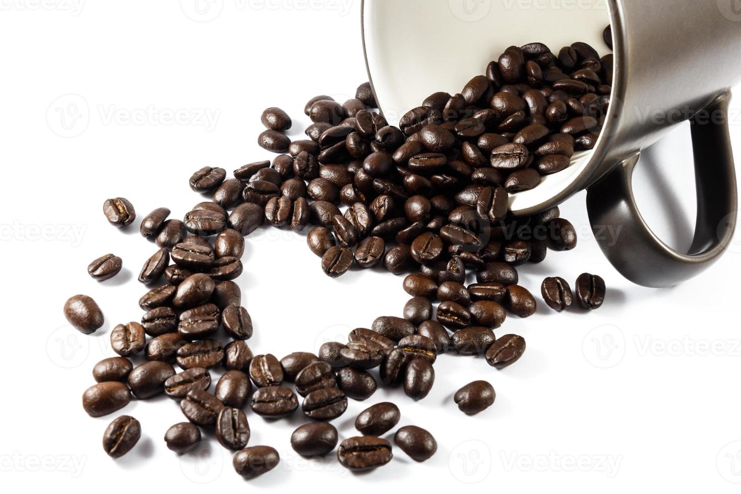 grãos de café em forma de coração da xícara foto
