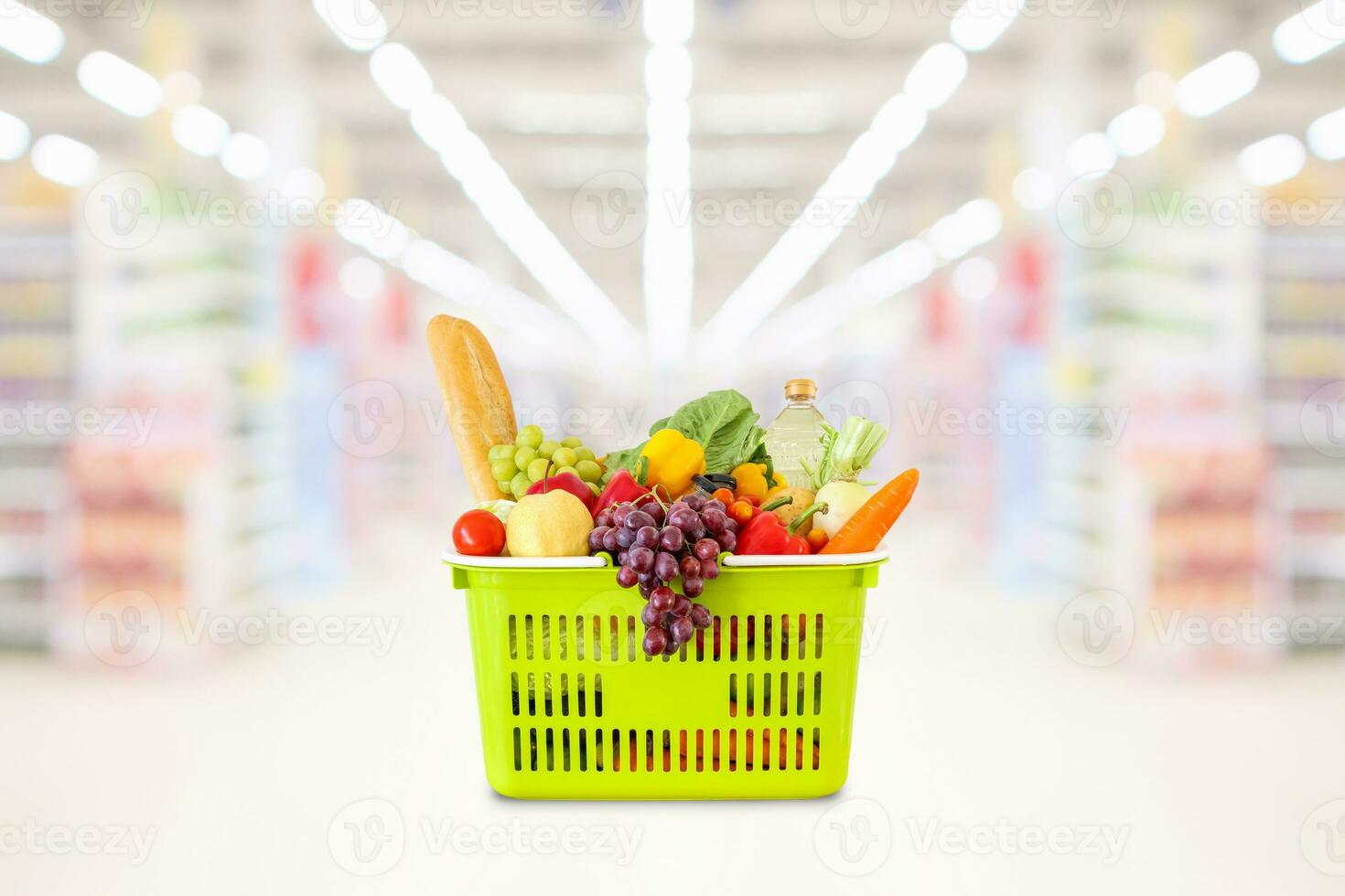 compras cesta com frutas e legumes dentro supermercado mercearia loja borrado fundo foto