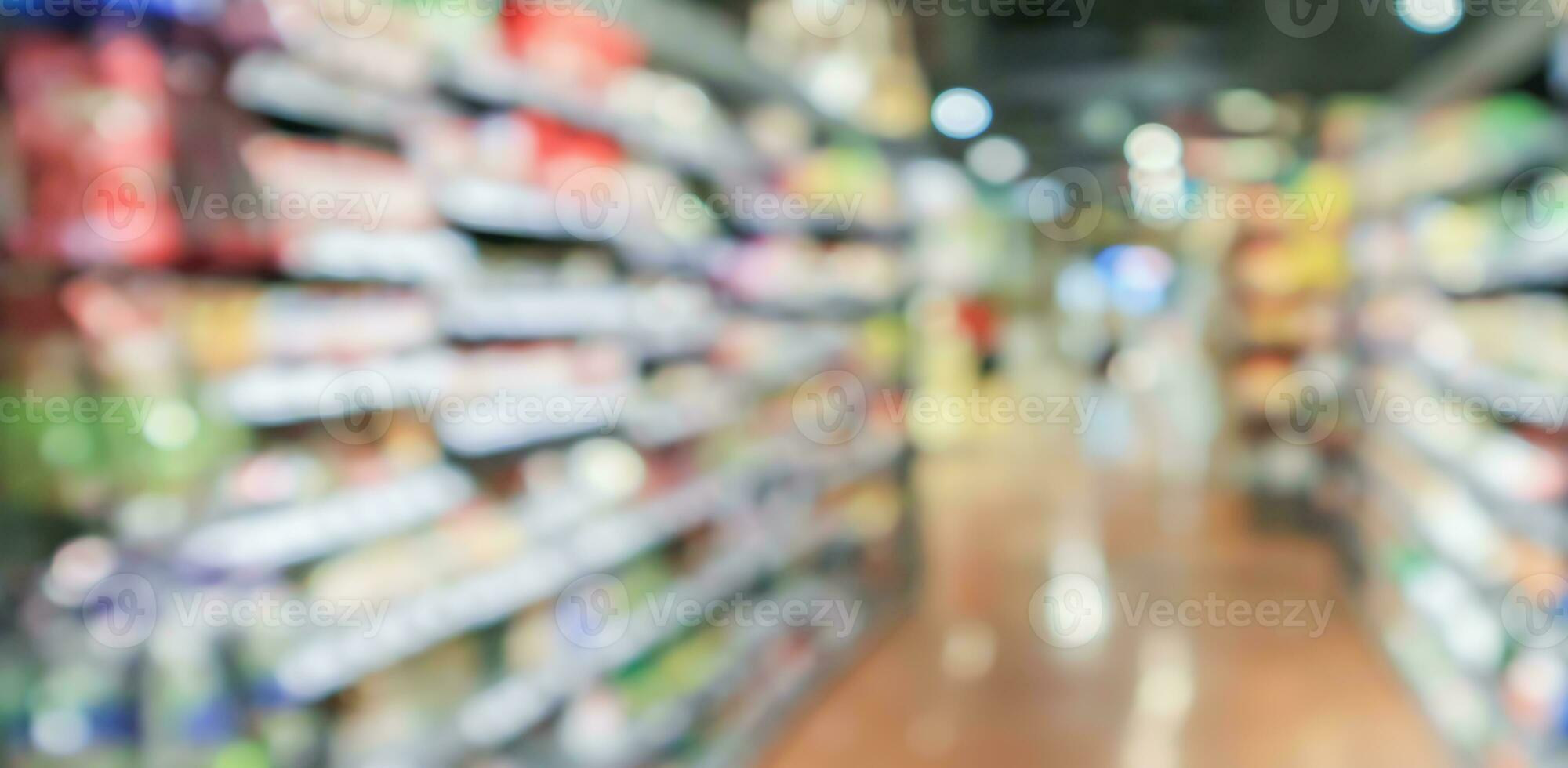 corredor de supermercado e prateleiras fundo desfocado foto