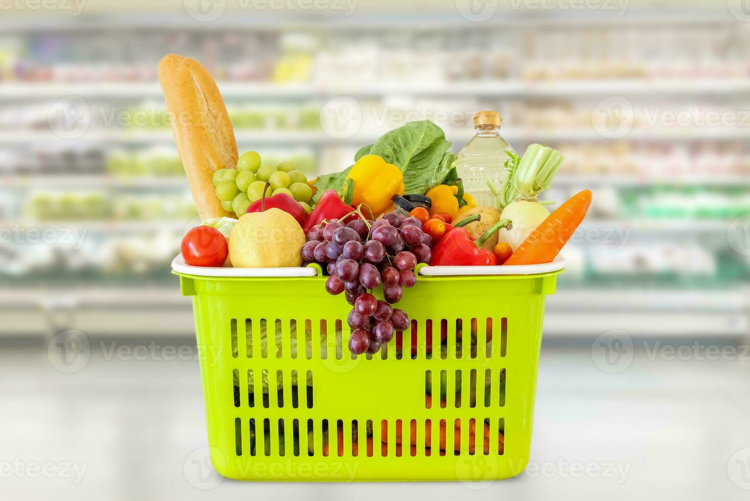 compras cesta com frutas e legumes dentro supermercado mercearia loja borrado fundo foto