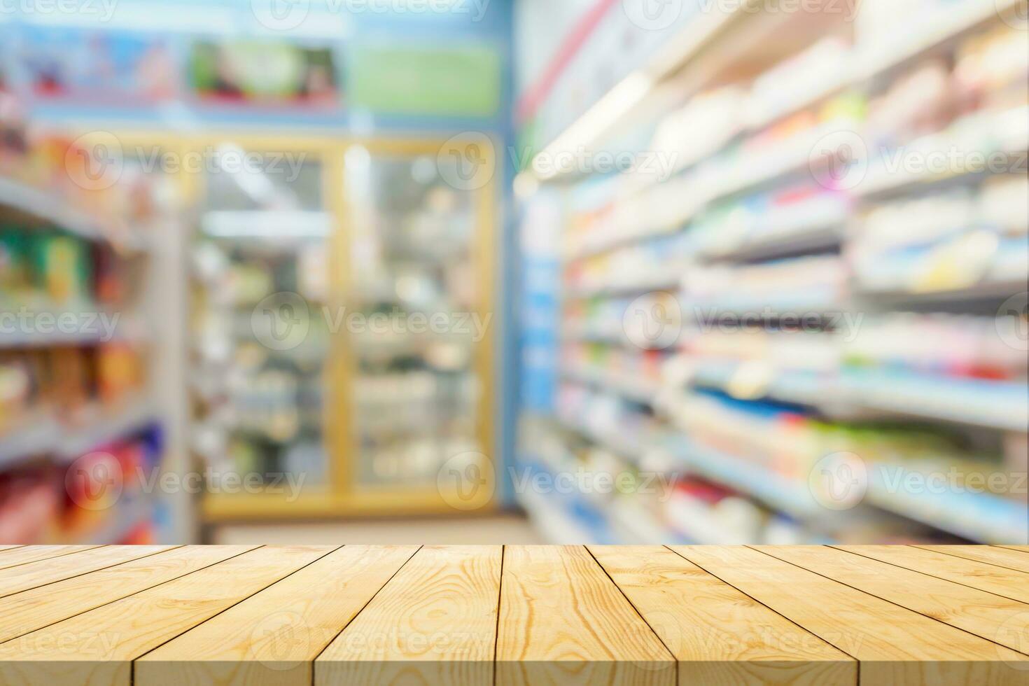 esvaziar madeira mesa topo com supermercado borrado fundo para produtos exibição foto