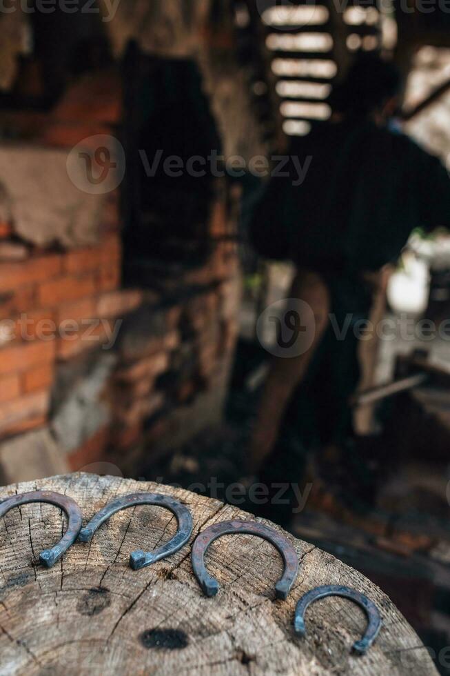 a antigo forja produz uma conjunto do ferraduras para uma cavalo - uma reconstrução do a vida do seus ancestrais foto