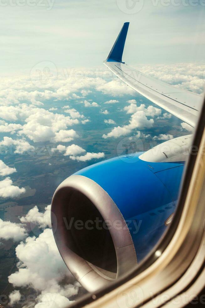 a motor e asa do a avião dentro a céu durante voar - a Visão a partir de a avião janela para a terra antes aterrissagem foto