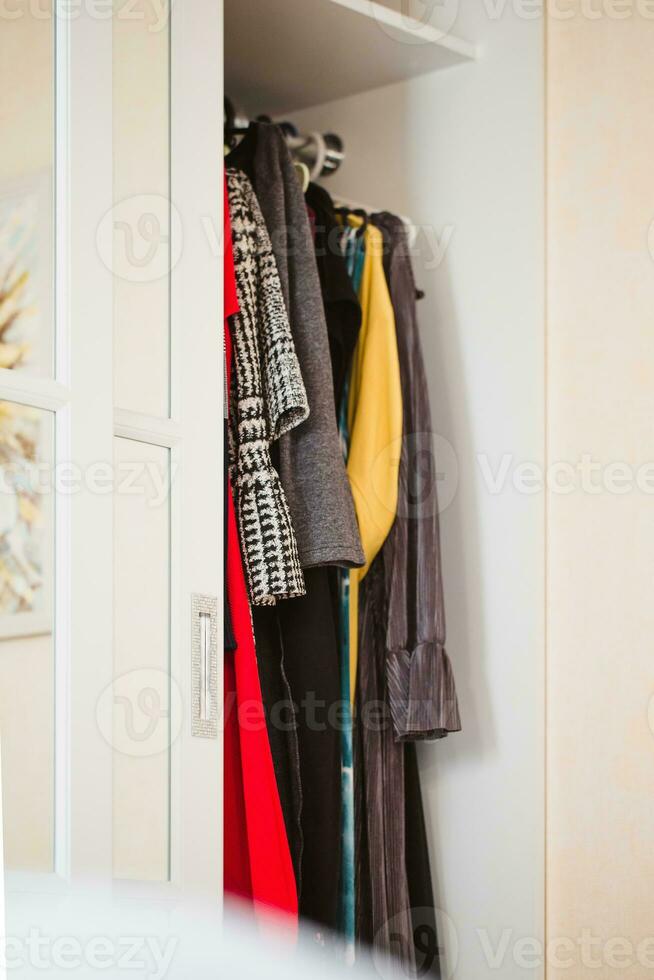 branco deslizante guarda roupa porta dentro mulheres guarda roupa - boudoir com vestidos - fêmea capricho foto