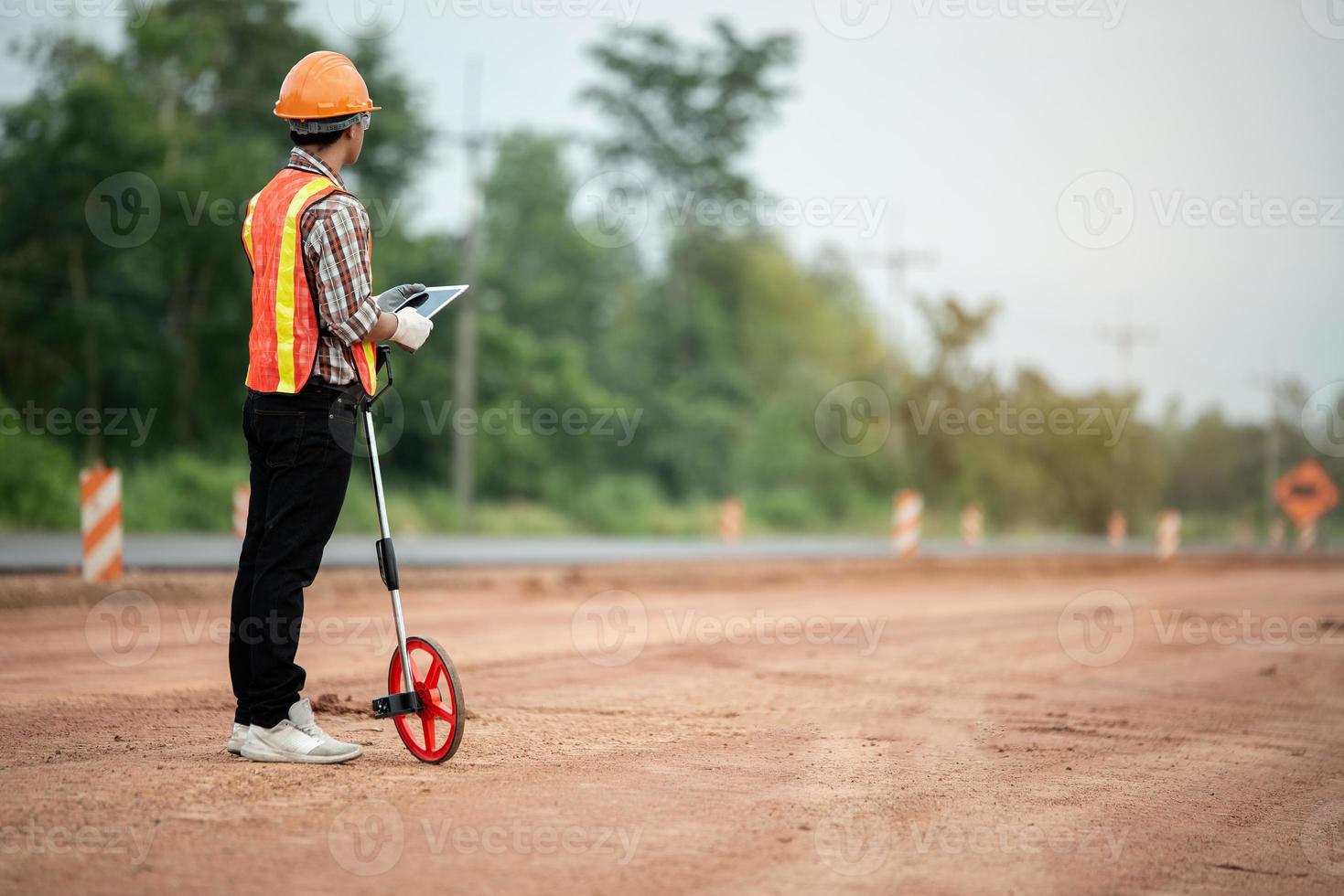 engenheiro de construção supervisionando o trabalho no canteiro de obras foto