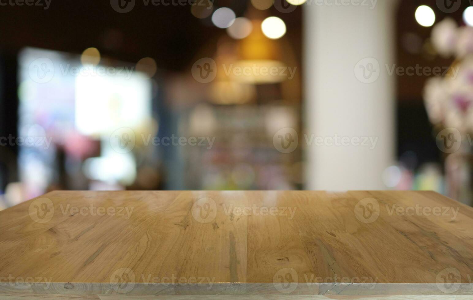 esvaziar de madeira mesa dentro frente do abstrato borrado fundo do café fazer compras . pode estar usava para exibição ou montagem seu produtos.mock acima para exibição do produtos foto