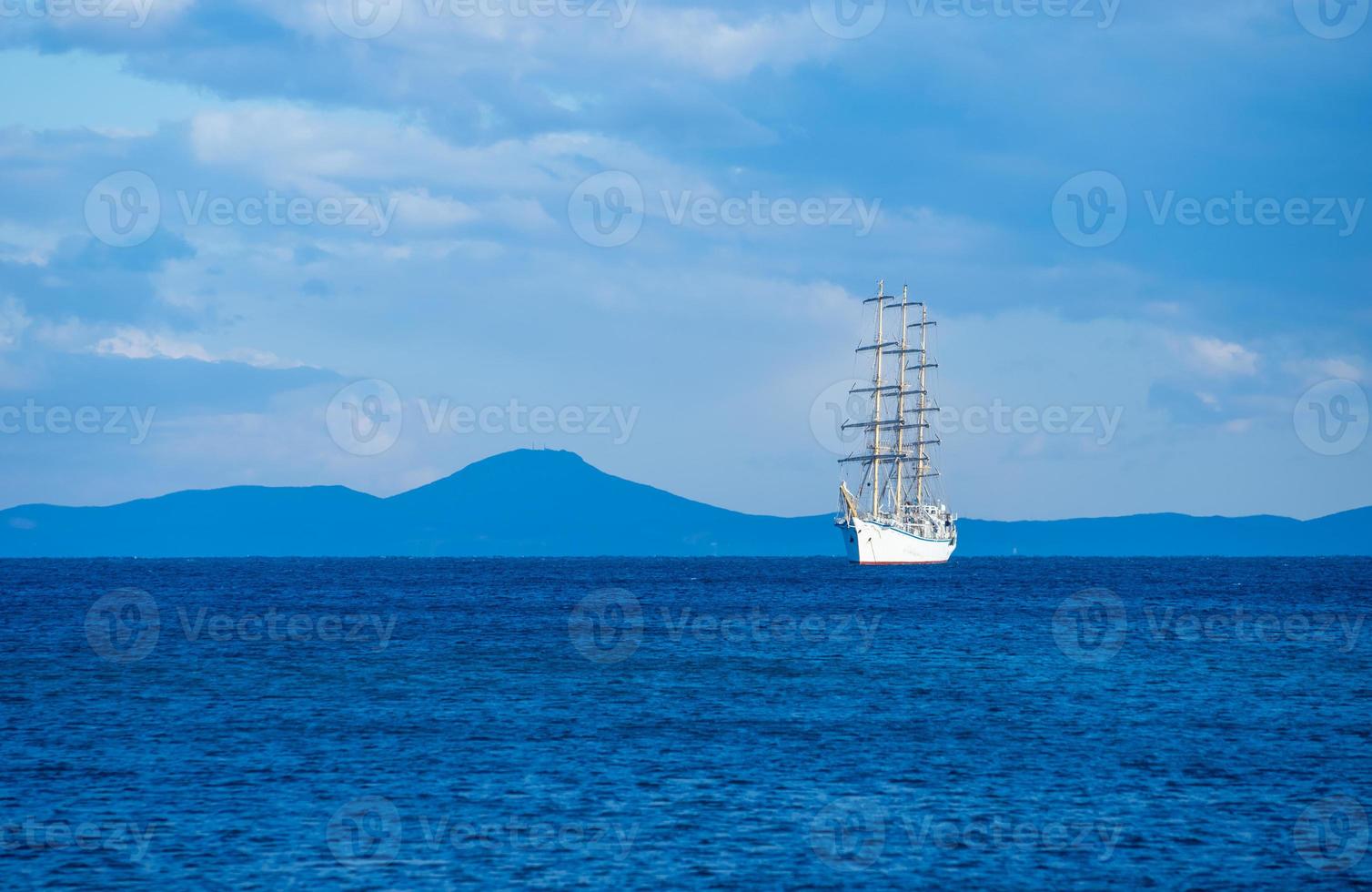 paisagem marítima com um lindo veleiro no horizonte foto