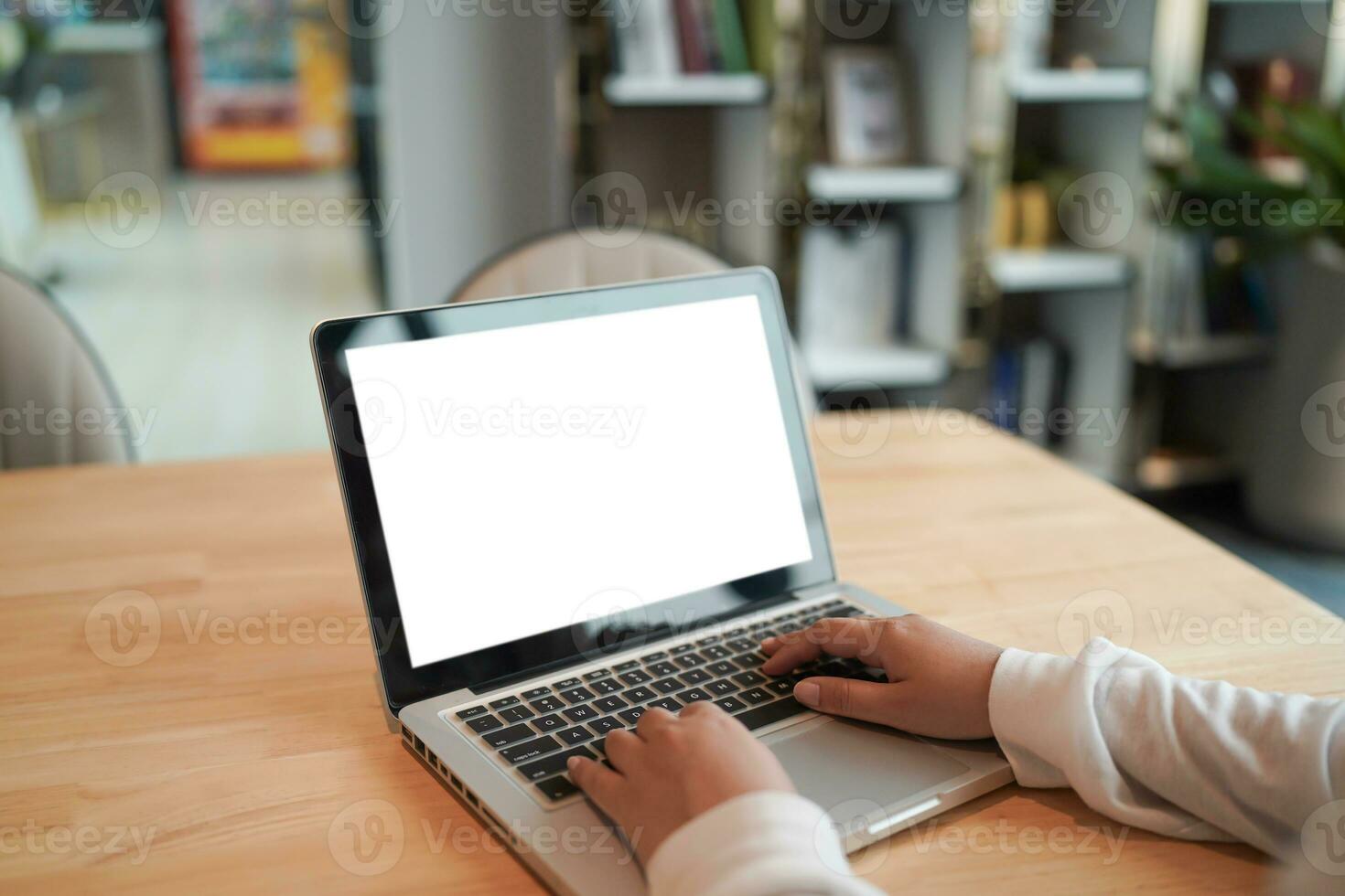 mulher trabalhando de usando computador portátil em branco tela computador . mãos digitando em uma tecnologia de teclado comércio eletrônico conceito. foto