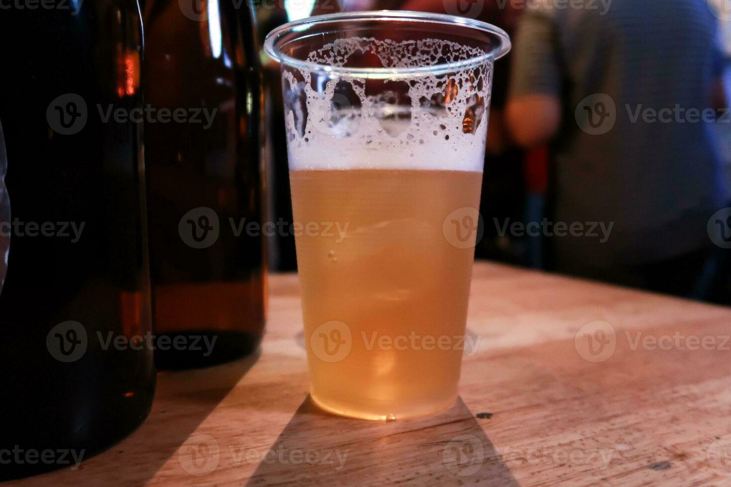 esboço, projeto cerveja. desfrutando tarde bebidas às a bar festa dentro uma Boate . foto