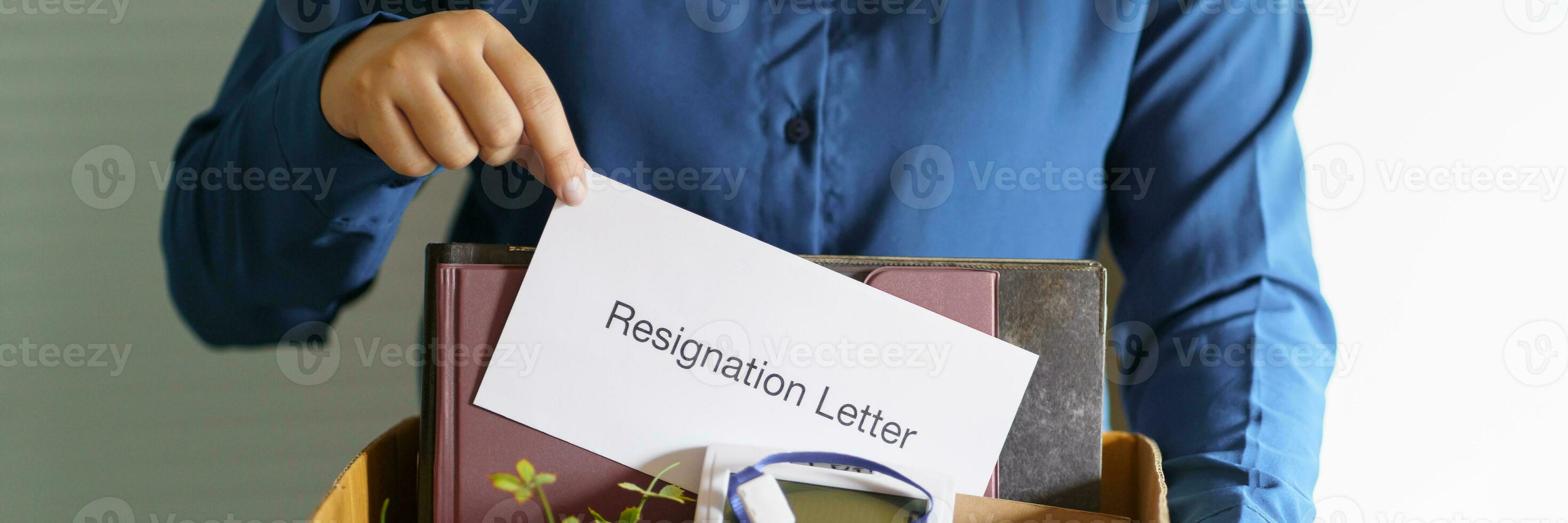 Sair trabalho o negócio homem enviando renúncia carta e embalagem coisa demitir-se deprimir ou carregando o negócio cartão caixa dentro escritório. mudança do trabalho ou disparamos a partir de empresa. foto