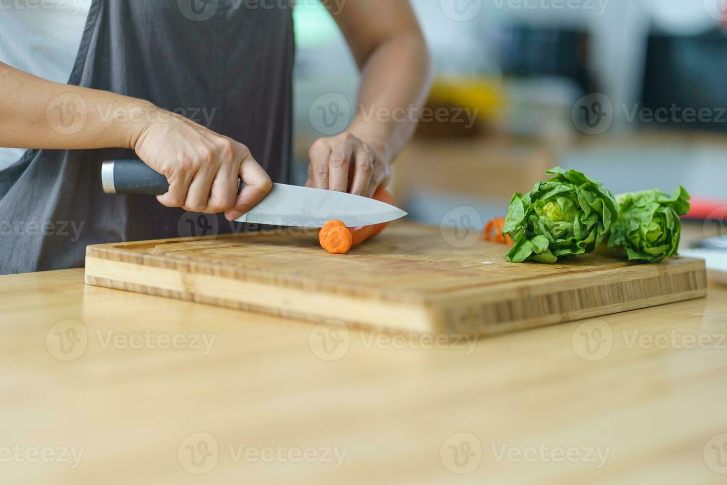 é preparando vegetal salada dentro a cozinha foto