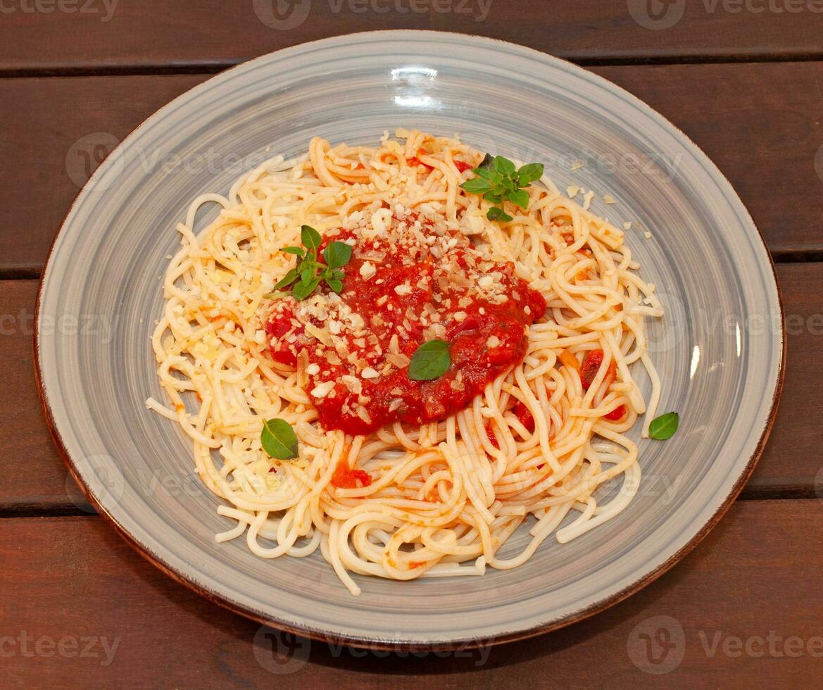 macarrão espaguete à bolonhesa com molho de tomate e carne foto