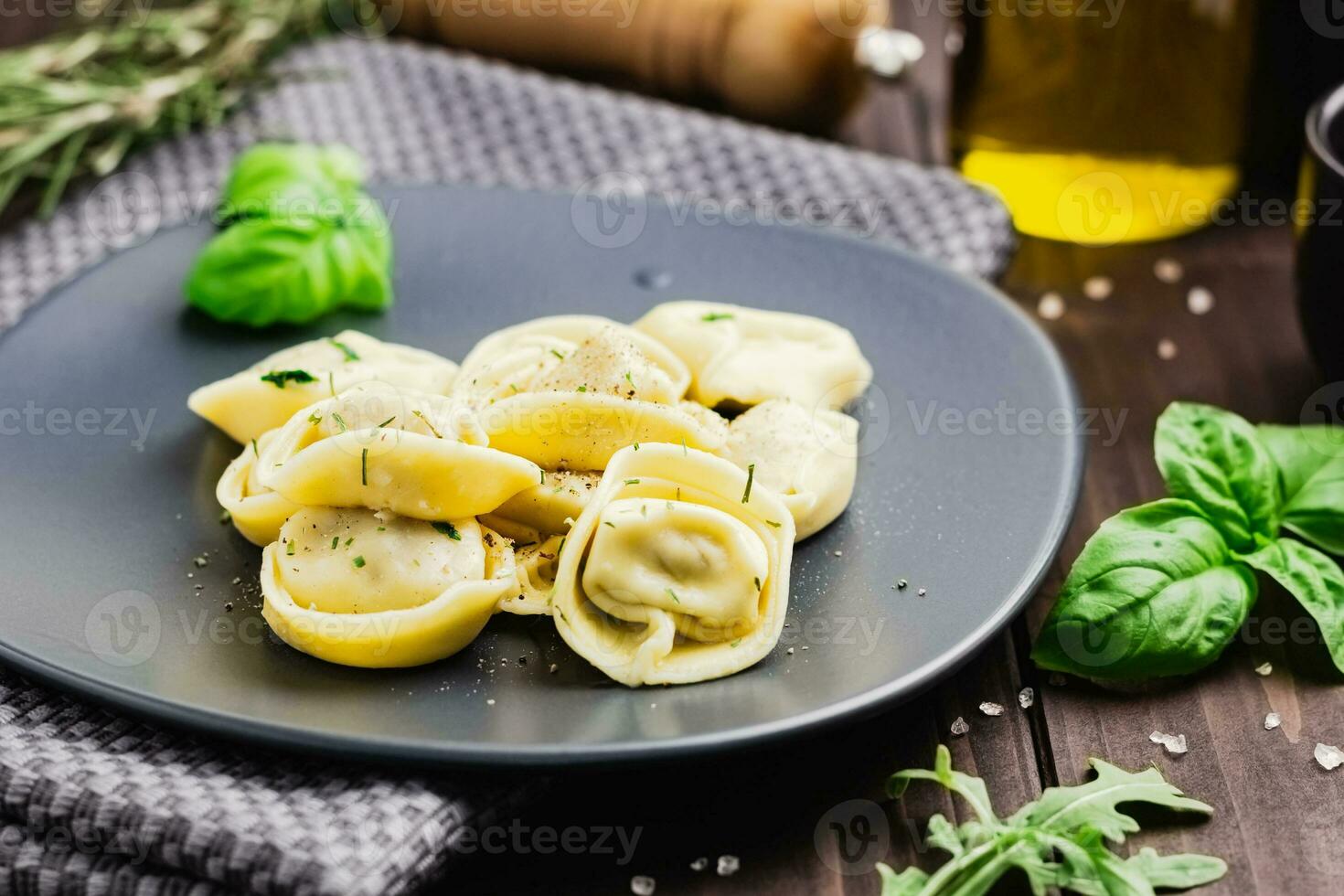 Ravioli com basilico e terra Pimenta. inverno receitas para a frio estação do italiano cozinha, frente Visão foto