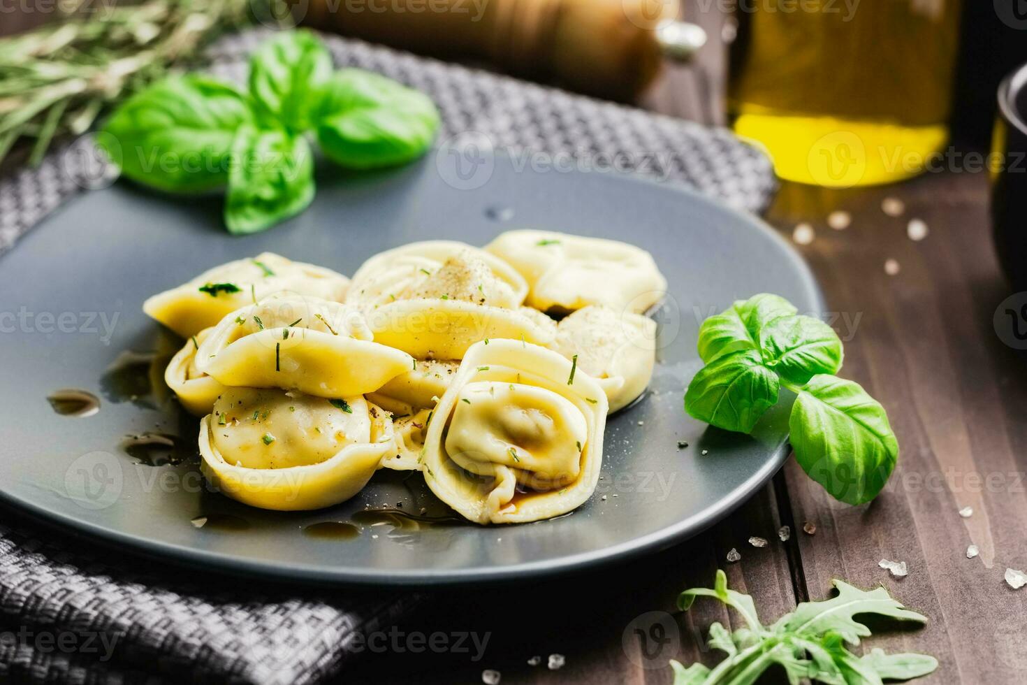 Ravioli com basilico e terra Pimenta. inverno receitas para a frio estação do italiano cozinha, frente Visão foto