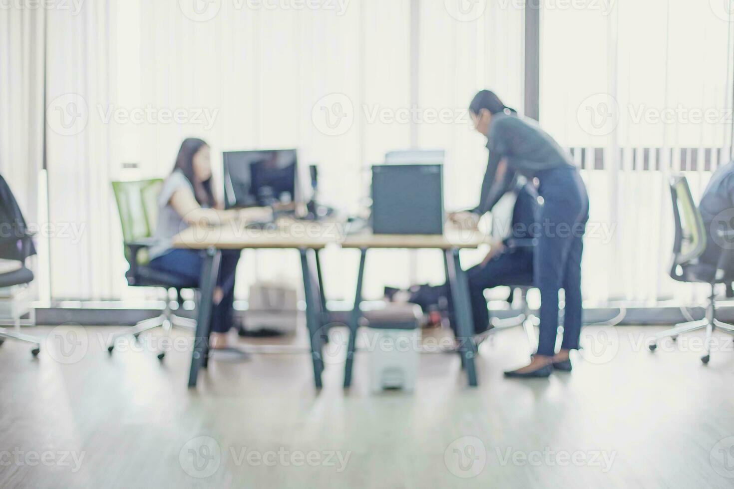 Visão do escritório com pessoas trabalhando foto