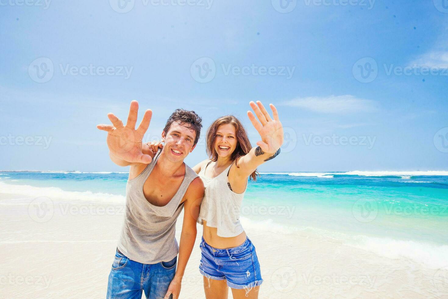 caucasiano casal em a de praia foto