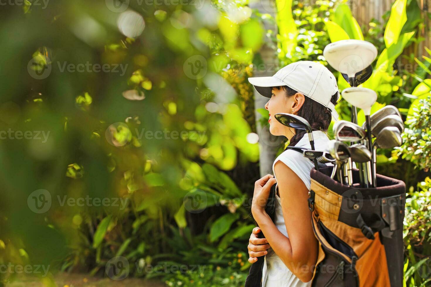 lindo jovem mulher Como uma golfe jogador foto