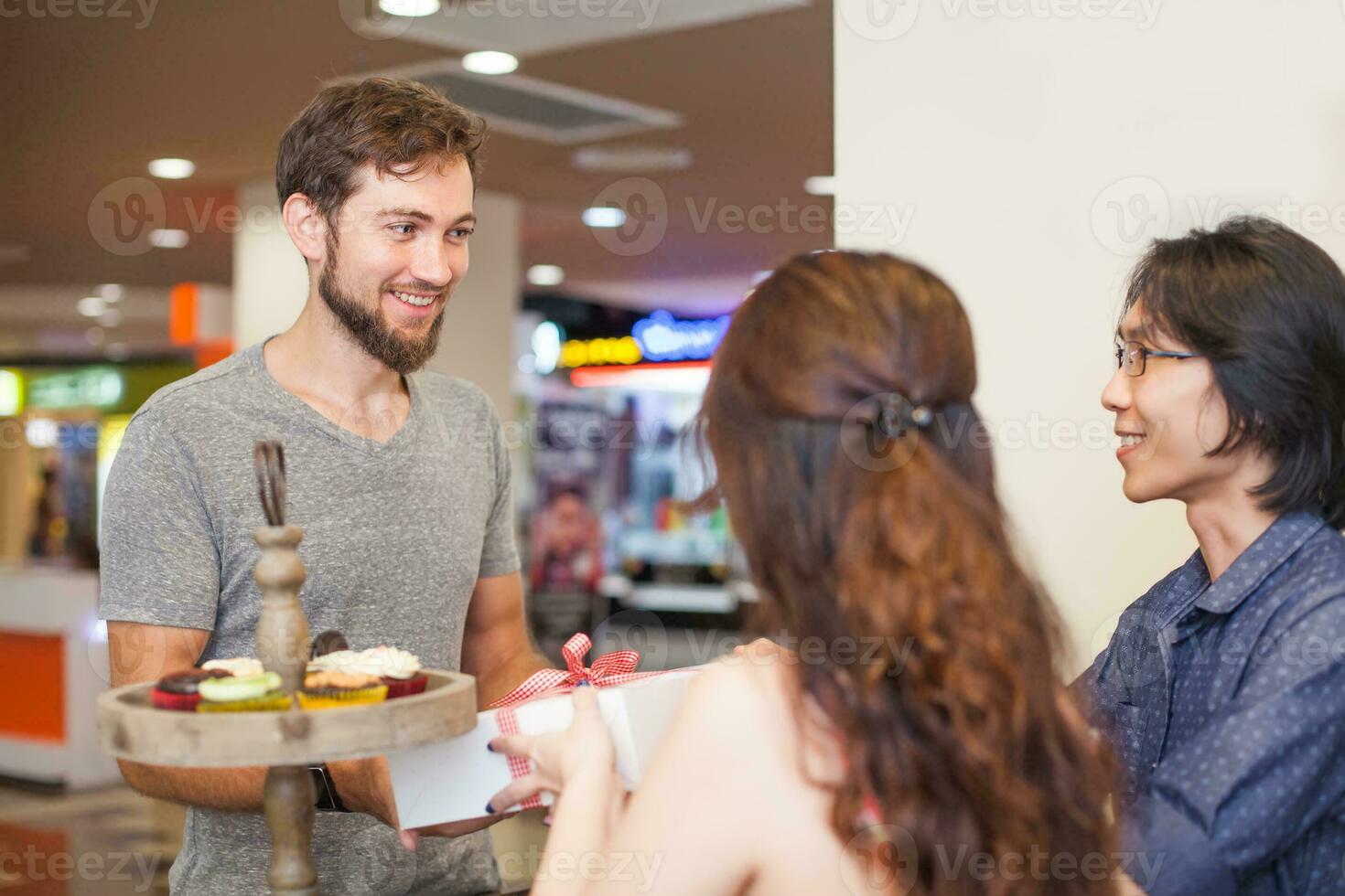 homem recebendo presente a partir de a vendedores dentro a fazer compras foto