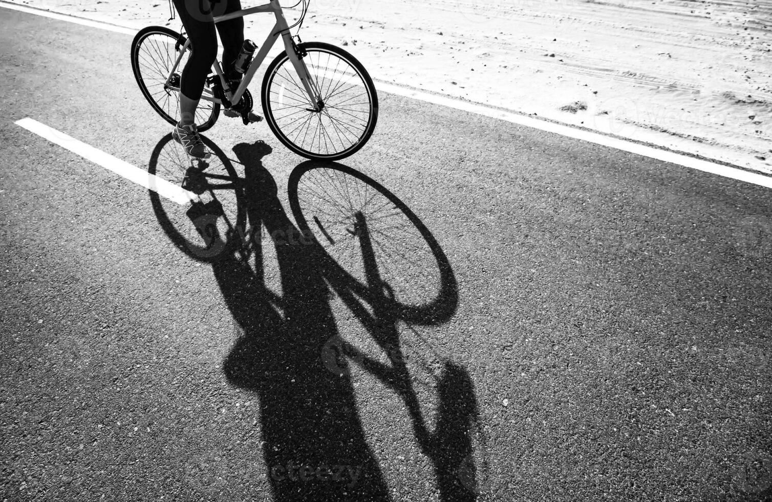 jovem mulher equitação uma bicicle foto