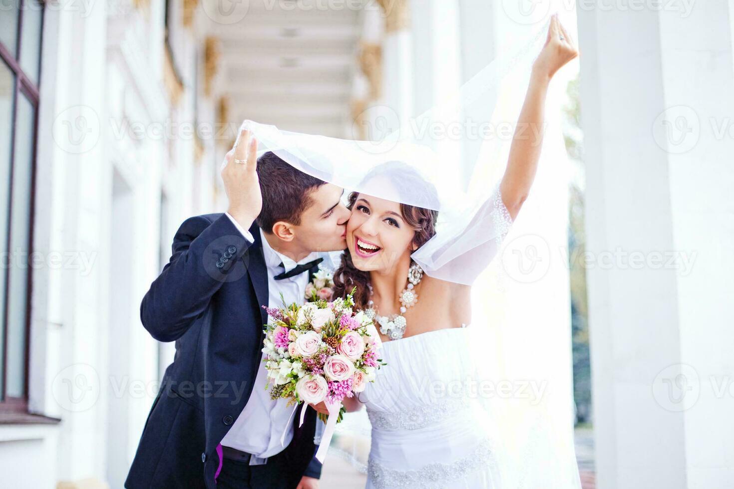 casal em seus Casamento dia foto