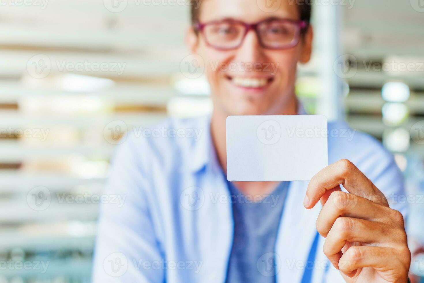 homem segurando em branco nome cartão. foco em cartão foto